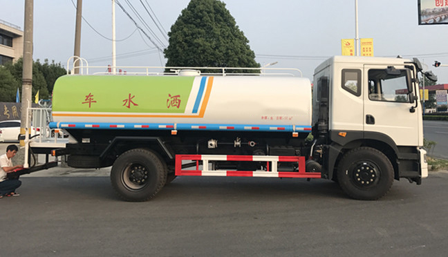 东风t5  153洒水车（15吨）